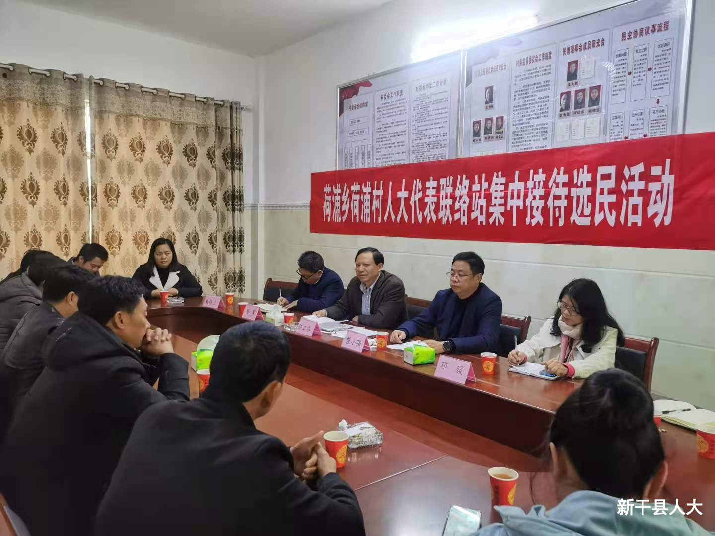 县人大常委会副主任陈正根进荷浦村人大代表 联络站接待选民